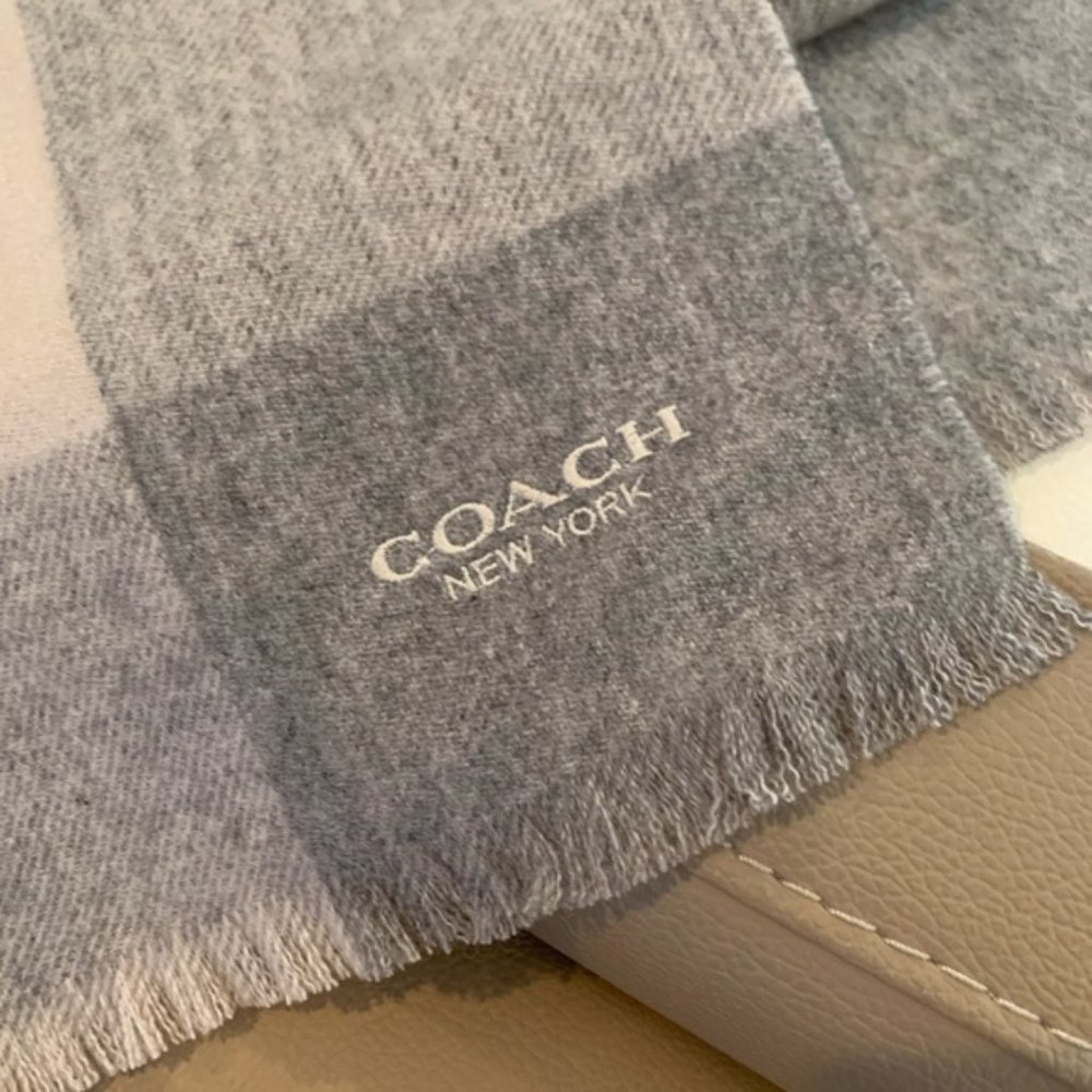 Tory Burch gold necklace - Picture 5 of 7